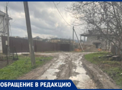 Улица Красная в Усатовой Балке как будто из позапрошлого века – ямы, грязь и битый камень