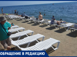 Поставили прямо у воды: анапчанка о платных шезлонгах на пляже «Малая бухта» 