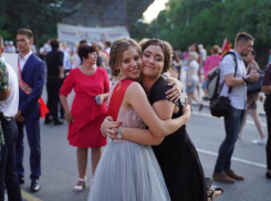 В Анапе поздравляли выпускников-медалистов: как это было