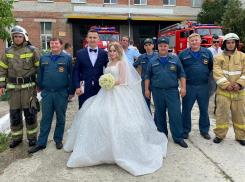 Сотрудник МЧС отпраздновал свадьбу в пожарной части Анапы