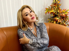 «А поцеловать?»: Любовь Успенская очаровала анапских мужчин во время концерта