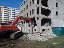 В Анапе на бульваре Евскина сносят многоэтажный дом