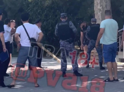 На гуляющего с ножом и тесаком мужчину в Анапе завели уголовное дело
