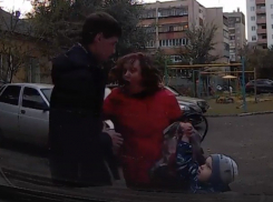 В Анапе женщина с маленьким ребенком избила молодого мужчину