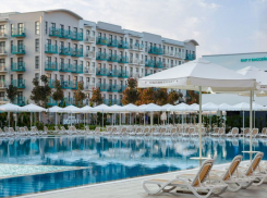 SHOT: россияне требуют миллионы рублей с анапской гостиницы