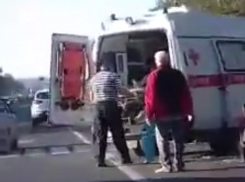 На трассе под Анапой мотоциклист на Хонде пошёл на обгон и врезался в шкоду