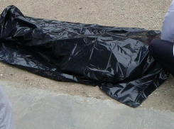 В Анапе женщина погибла, выпав из окна, а у Верхнебаканского в ДТП погиб водитель