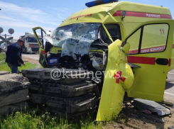 Рядом с Анапой автомобиль скорой помощи столкнулся с поездом. Есть пострадавшие