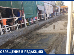 На Гостевом проезде в Джемете под Анапой выкопали ров для отвода воды, а закопать забыли?