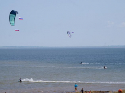 Сегодня над морем Анапы кайтеры подняли флаги России