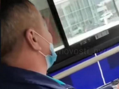 В автобусе из Анапы пассажиру стало плохо, а водитель нахамил ему в ответ. Видео