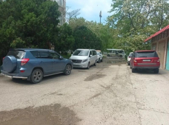 «Паркуюсь где хочу»: двор на Голубца, 107 превратили в бесплатную стоянку для чужих машин