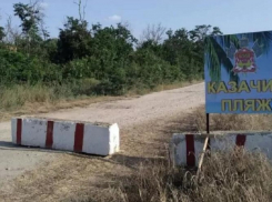 Казаки незаконно перекрыли проезд к пляжу в Благовещенской под Анапой