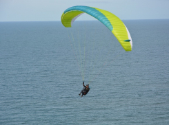 В Анапе парапланерист упал в море