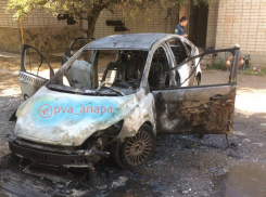 «Хорошо что не взорвалась»: машина такси сгорела в Анапе 