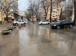 Из ливневки в Анапе достали ведро, бампер и зонт: улицу Астраханскую ждет генуборка