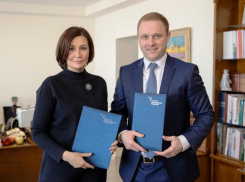 Мэр Анапы Василий Швец и гендиректор АСИ Светлана Чупшева подписали соглашение