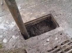 В Анапе во время очистки ливнёвок обнаружили повреждённую трубу