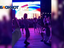 Девушке сделали предложение руки и сердца в День России в Анапе