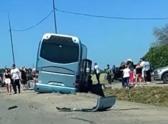 Автобус из Анапы столкнулся с зерновозом – в салоне было 23 человека
