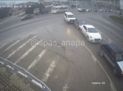 В Анапе массовое ДТП с четырьмя авто, а также другие аварии