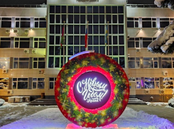 До Нового года ещё неделя, а Анапа уже засияла праздничными огнями 