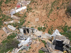 Отшельник с высокого берега оставил после себя горы мусора 