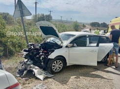 В Анапе мужчина ударил девочку ножом, а на трассе под Анапой женщину зажало в авто