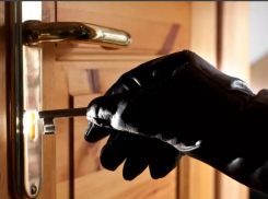 В Анапской сын обокрал отца, а в Анапе столкнулись автоледи