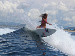 Недалеко от Анапы невеста в свадебном платье на волнах рассекала на доске для сёрфинга