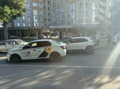 В Анапе в ДТП с такси пострадали два пассажира