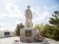 Под Анапой памятник Дмитрию Калинину обновили и облагородили