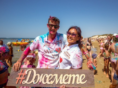 На фестиваль красок в Анапе бесплатно пустят тех, кто придёт в купальниках