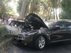 Прямо сейчас в Анапе дтп собрало в кучу три машины: запах гари на три квартала