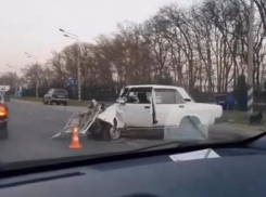В Анапе жёсткая авария: «семёрка» всмятку, внедорожник - в ёлках