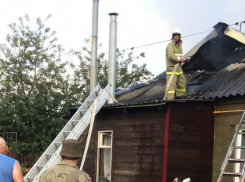 В Джигинке под Анапой загорелся дом: погорельцами стали сразу три семьи