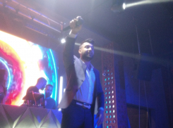 Анапскую фанатку от солиста группы «Премьер министр» оттаскивали втроём