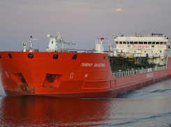 Угрозы затопления нефтяного танкера в Азовском море нет