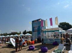 «Вода чистейшая»: на пляже в Анапе яблоку негде упасть