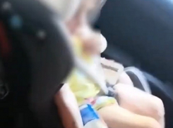 Детей на жаре оставили одних в закрытой машине в Анапе