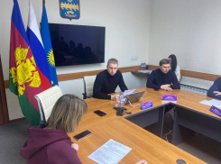 Перед сквером Аванесова в Анапе рухнул дорожный знак а на улице Свободы в Гостагаевской полный мрак