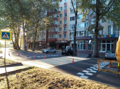 К 1 сентября в Анапе обновляют разметку у школ: пешеходные переходы, знаки и тротуары становятся безопаснее