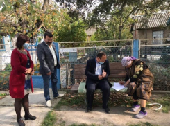 Анапчане считают, что ветеранам войны надо раздавать не телефоны, а деньги и жильё