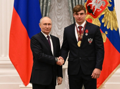 Путин вручил награду боксёру из Анапы Давиду Сурову в Кремле