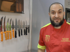 Подсмотрено в Анапе: он безукоризненно владеет холодным оружием и готовит, как Бог