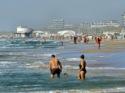 В Анапе штормовое предупреждение - гости “плюют” на запрет и зовут детей