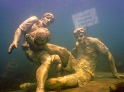 В Анапе на дне моря установили скульптуру с Кокориным и Мамаевым