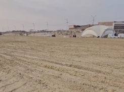 На пляжах Анапы продолжается проверка качества завезённого песка