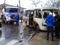 В Анапе на перекрёстке бетономешалка врезалась в автобус