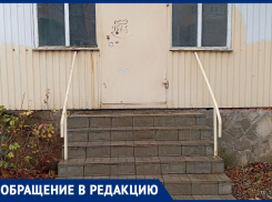 Опять НЕдоступная среда в Анапе: пандусов нет даже на лестницах госучреждений